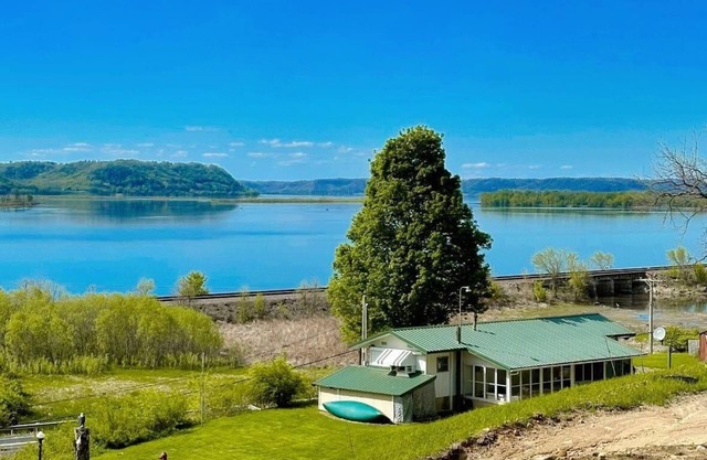 Private location 2 bedroom mobile home great view of the Mississippi River