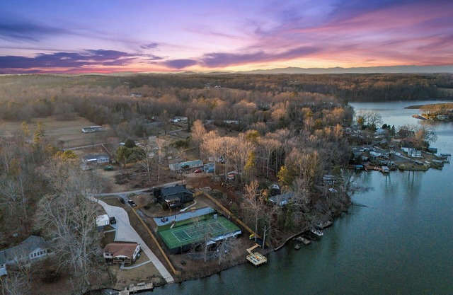 Private Luxe Lakefront Mansion: Pickleball, Basketball, Kayaks+ More!
