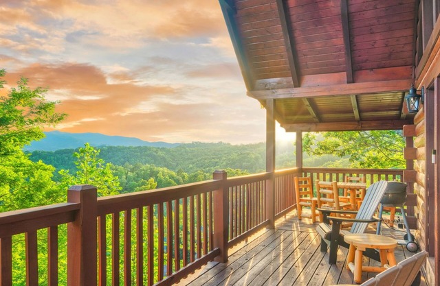 ★Private luxury cabin, Winter Discounts, 3 King suites, STUNNING VIEWS★ Hot Tub★