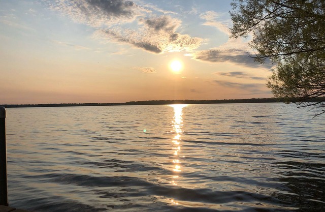 Private on Chain O’Lakes! Huge Kitchen, 2 Living Spaces, Large Cousins Room!
