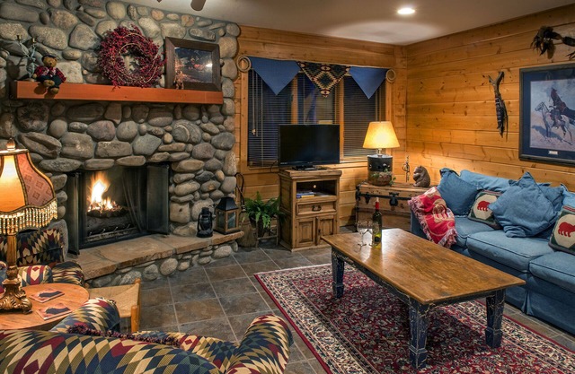 Private Paradise. BIG LuxuryLodge for UpTo 4. 1mile to Town. HotTub/Fireplaces