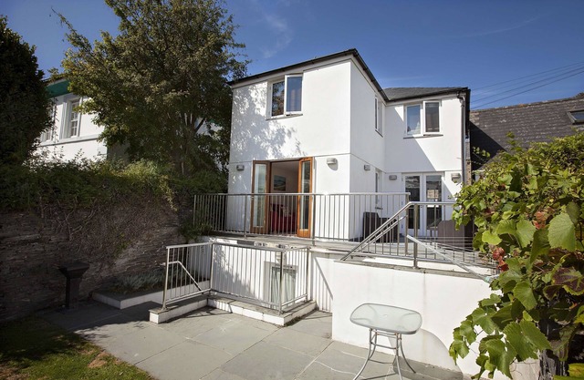 PRIVATE PARKING, Cottage in Padstow, old part of town, family & pet friendly