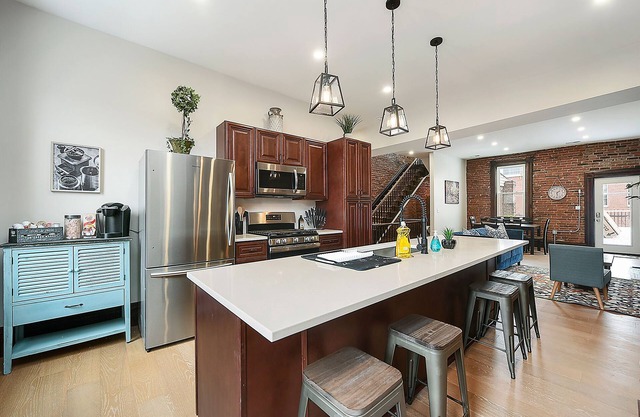 Private - Parking - King Bed - BBQ- Deck with View- 5 min DT- South Side Flats