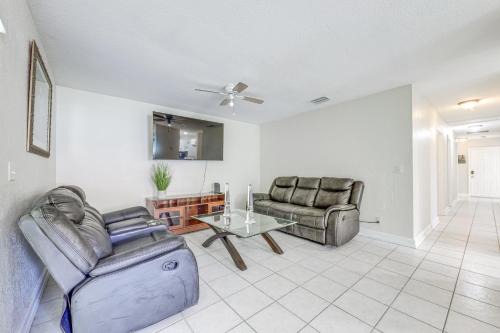 Private Patio and Yard! Lake Worth Beach Retreat