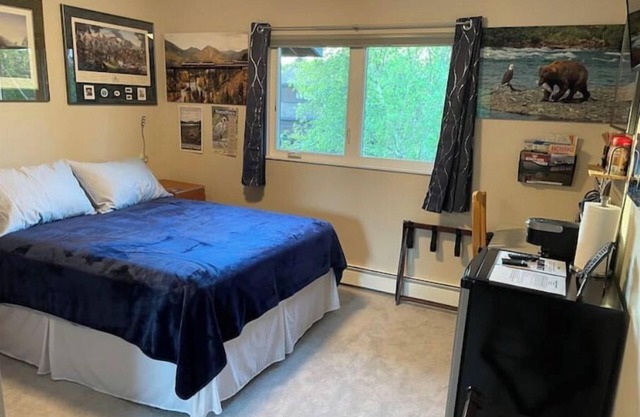 Private peaceful home with a queen room for rent