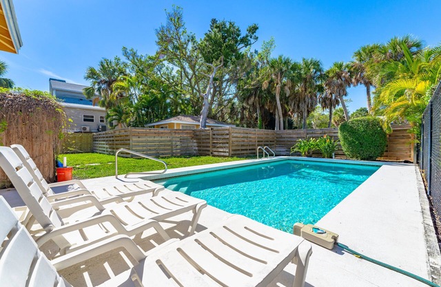 Private Pool home w/garden near the beach!