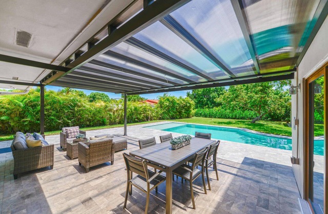 Private Pool House w/4BR in Westchester Miami