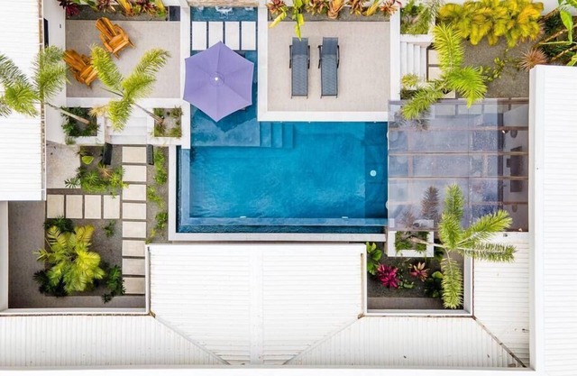 ★Private Pool w/swim up bar and Walking Distance to TWO Beaches★