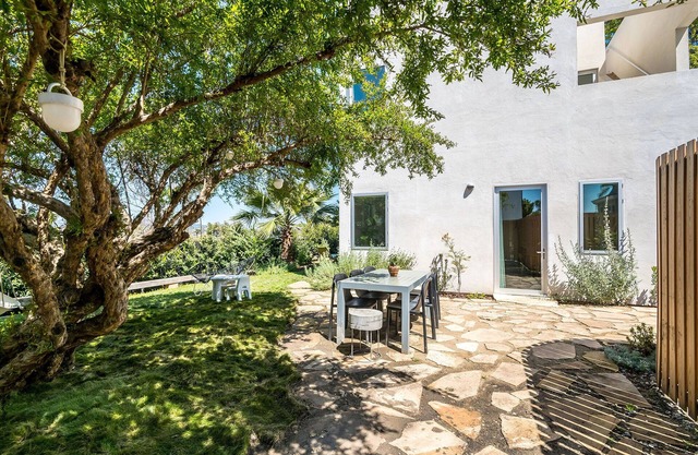 Private Residence in the heart of historic Echo Park! Dog Friendly and walkable!