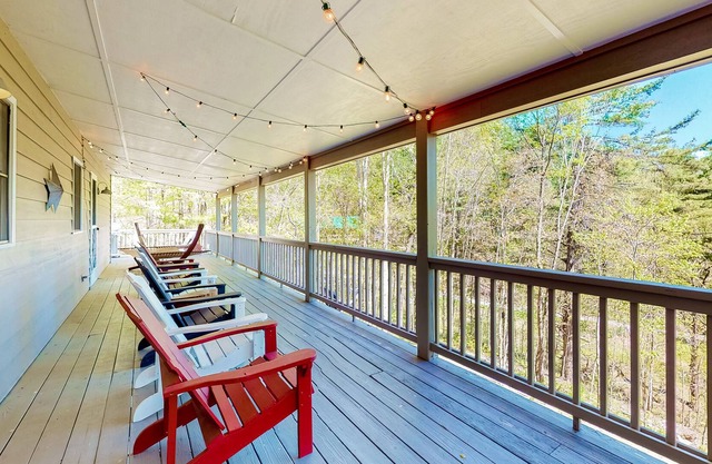 Private retreat amongst the trees with scenic deck, grill, firepit, & game room