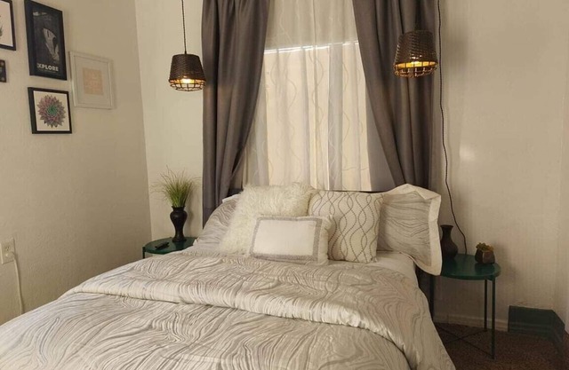 Private room with bathroom and your own entrance. Free parking. Near Downtown LV