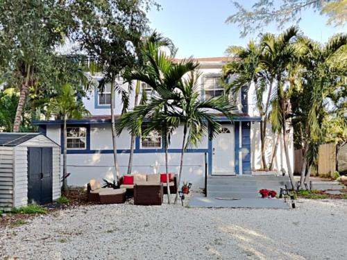 Private Rooms at Miami Centrally Located with free Parking