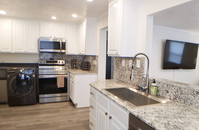 Private Sugarhouse Gem, Walkable, Spa, Garage, Gazebo,Fully Fenced Yard, Firepit