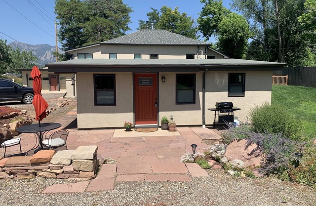 Private Upscale Cottage at the Trailhead - Rural Feel, 2 Minutes to Boulder
