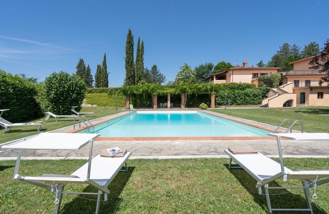 Private Villa with WIFI, hot tub, sauna, private pool, TV, patio, pets allowed, panoramic view