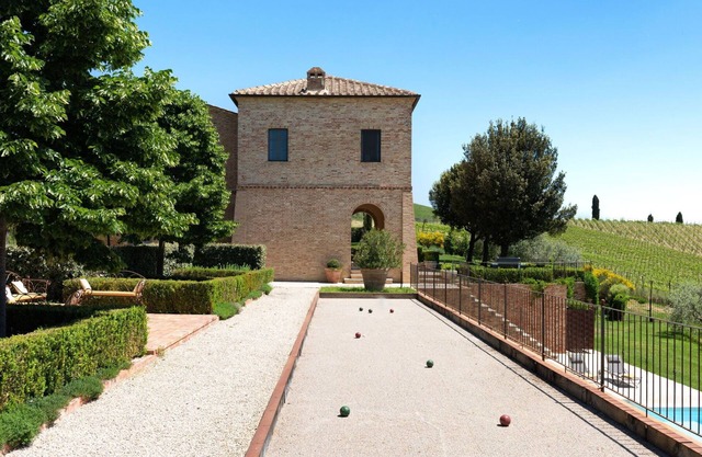 Private Villa with A/C, private pool, WIFI, TV, patio, panoramic view, parking, close to Montalcino