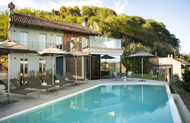 Private Villa with hot tub, WIFI, A/C, private pool, sauna, TV, patio, panoramic view, close to Alba