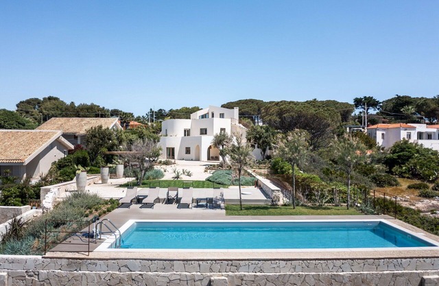 Private Villa with private pool, A/C, WIFI, TV, patio, panoramic view, parking, close to Syracuse