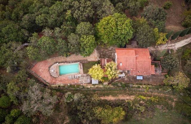Private Villa with private pool, WIFI, A/C, TV, patio, panoramic view, parking, close to Arezzo