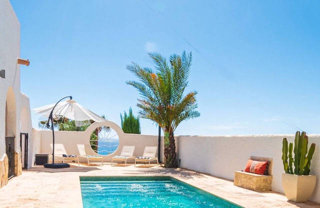 PRIVATE VILLA WITH STUNNING SEA VIEWS, HEATED POOL, 5 MINS WALK TO THE BEACH 🌊