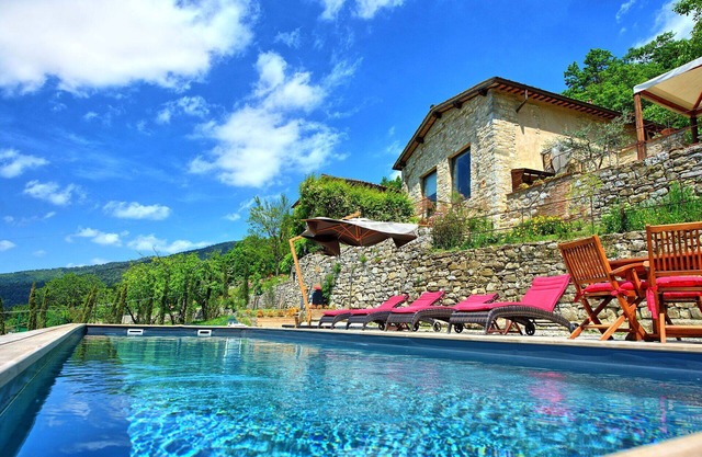 Private Villa with WIFI, private pool, A/C, TV, veranda, panoramic view, parking, close to Florence