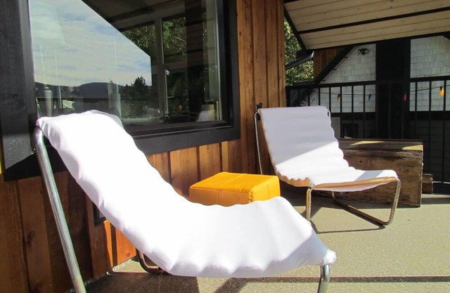 Private Waterfront Beach And Dock: Loft Coach House