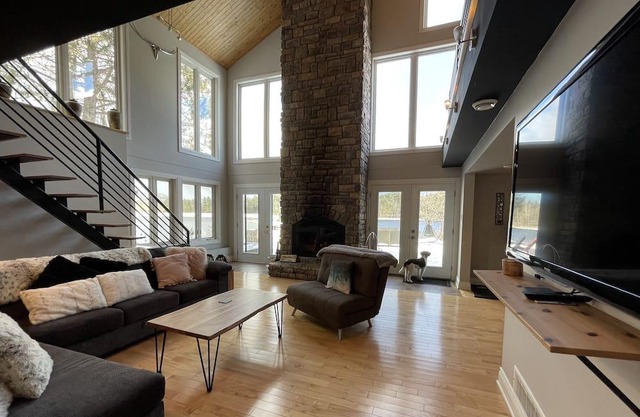 Private Waterfront Cottage