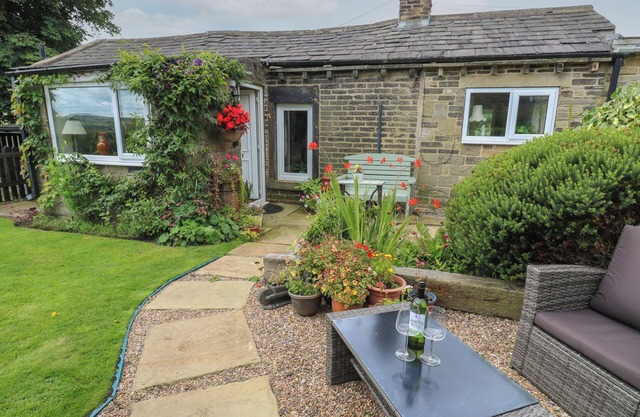 PROSPECT COTTAGE, pet friendly, with a garden in Ripponden