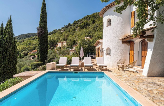Provençal villa with pool and sea view in Spéracèdes village
