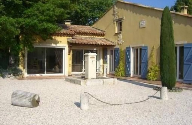 Provencal villa with large swimming pool, quiet location not overlooked in Fuveau