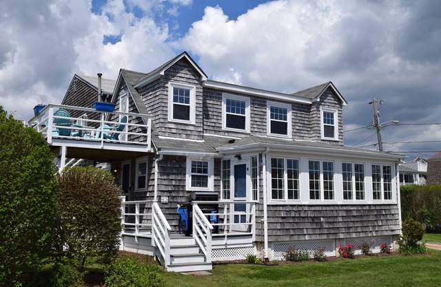 Pt. Judith beach house. Water views. Walk to state beach. Newly renovated!