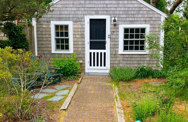 PTOWN WEST END COTTAGE: Charm, privacy, close to everything & affordable.
