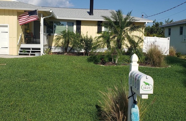 Punta Gorda! Charming heated salt pool, dead end, on canal, access to Harbor!