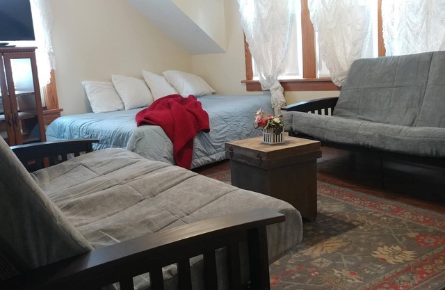 Put-in-Bay lodging for Groups and Parties right in the downtown action!