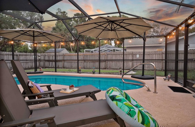 Putting green, outdoor oasis, 3Mi to the beach
