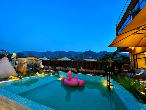 Qingqian Guanshan Swimming Pool Private Hot Spring B&B