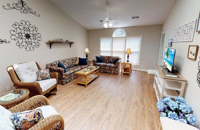 Quaint 1BR Golf Villa - Close to beach and activity center. (CV19CV)