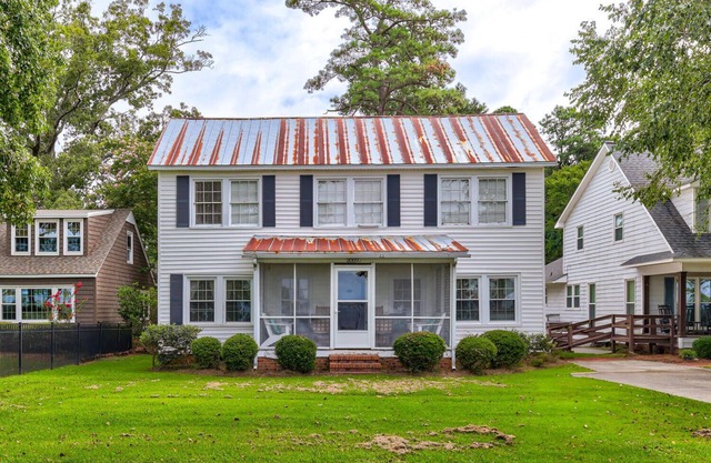 Quaint 5-bedroom family lake front house in Lake Waccamaw