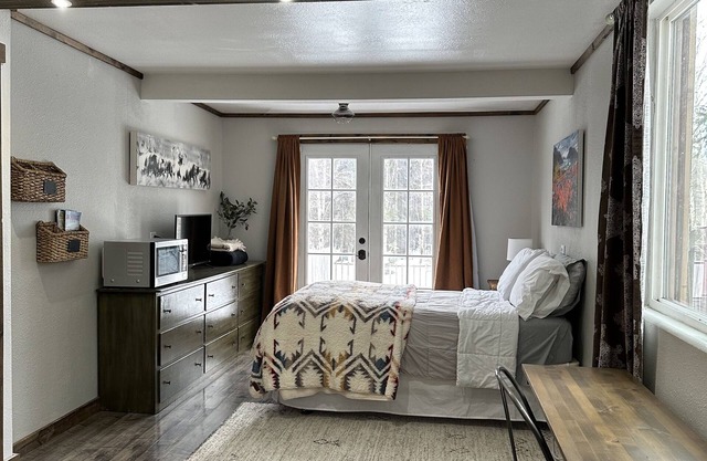 Quaint apartment steps from Campbell Creek Trail