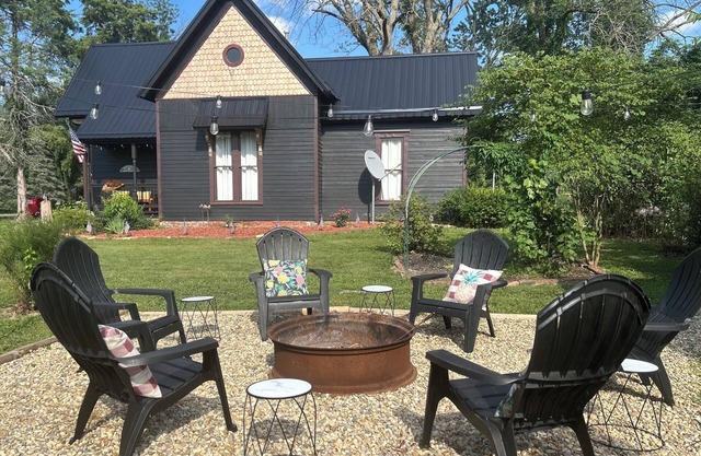 Quaint century-old home just minutes from Turkey Run & Shades State Park w Sauna