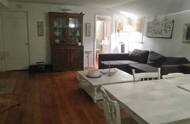 Quaint Chemong Lake Cottage Rental - Selwyn