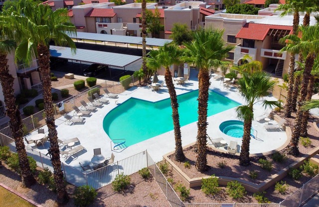 Quaint Condo, heated pool & spa, walking paths