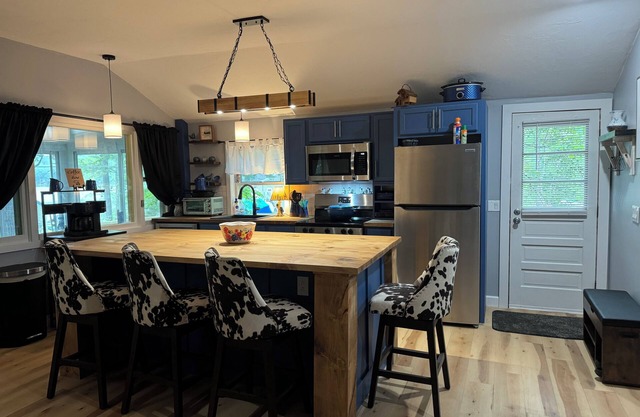 Quaint cottage on shellcamp lake with AC in charming Gilmanton