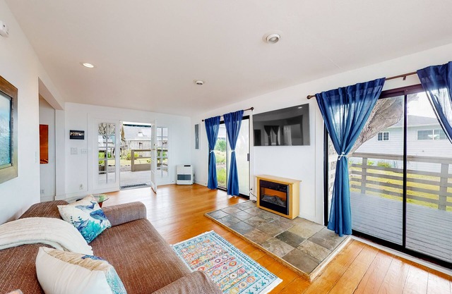 Quaint cottage on the beach with mountain view, large deck, grill, & W/D