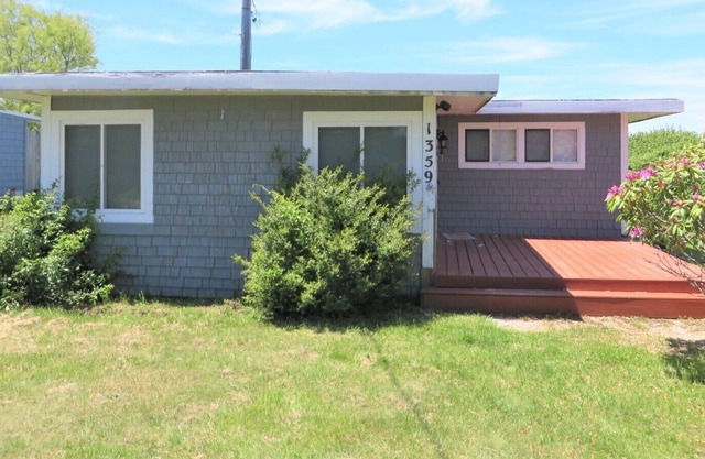 Quaint Cottage on Scenic Ocean Rd - Close to Local Restuarants, Breakwater Village & Cronin Beach