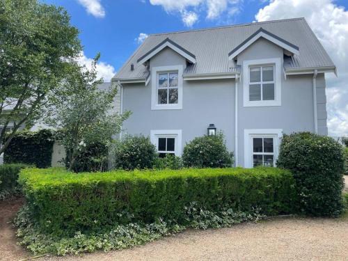 Quaint Gowrie Village Apartment