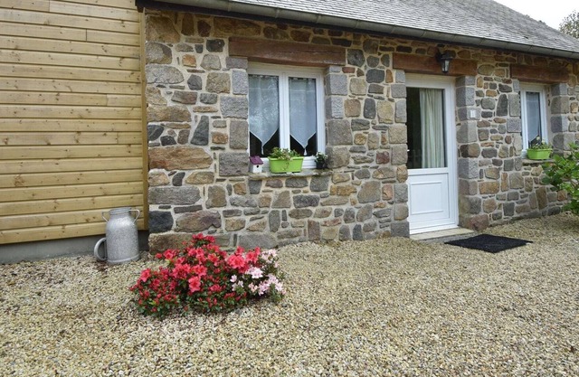 Quaint Holiday Home in Saint-Gilles-les-Bois with Garden