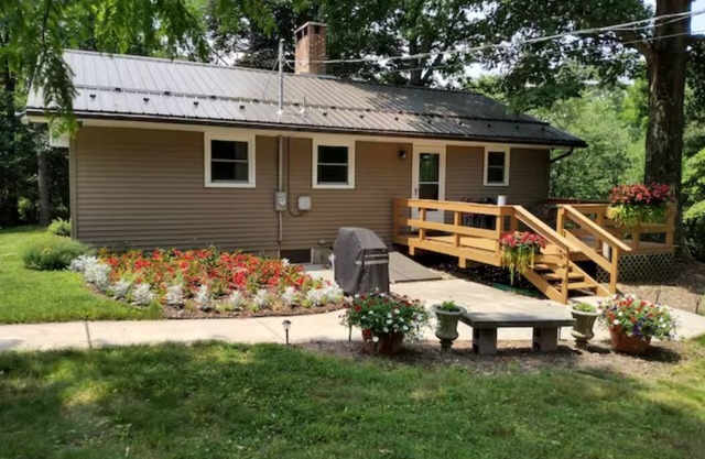 Quaint Knotty Pine - tranquil getaway