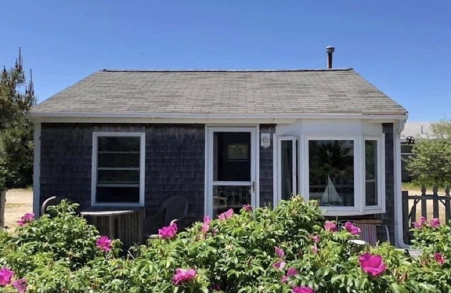 Quarterboard 9 - Charming cottage w/deck, across from East Sandwich Beach