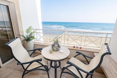 Quattro Beachfront Sea View Ap 4